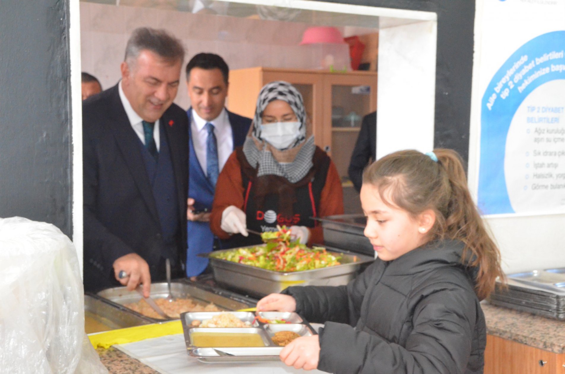 KOCA KIZILBAĞ İLKOKULU’NDA ÖĞRENCİLERİMİZİN SOFRASINA KONUK OLDU İl Milli Eğitim Müdürümüz