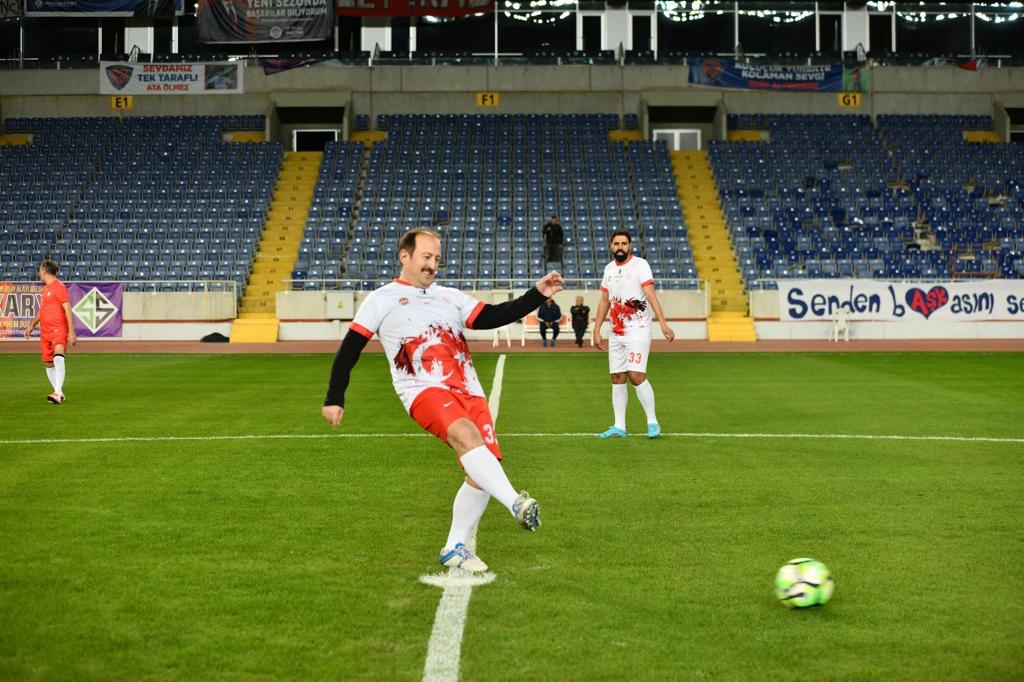 VALİ ALİ HAMZA PEHLİVAN, 3 OCAK MERSİN’İN KURTULUŞU VESİLESİYLE DÜZENLENEN FUTBOL MÜSABAKASI’NA KATILDI Valimiz Ali Hamza Pehlivan,