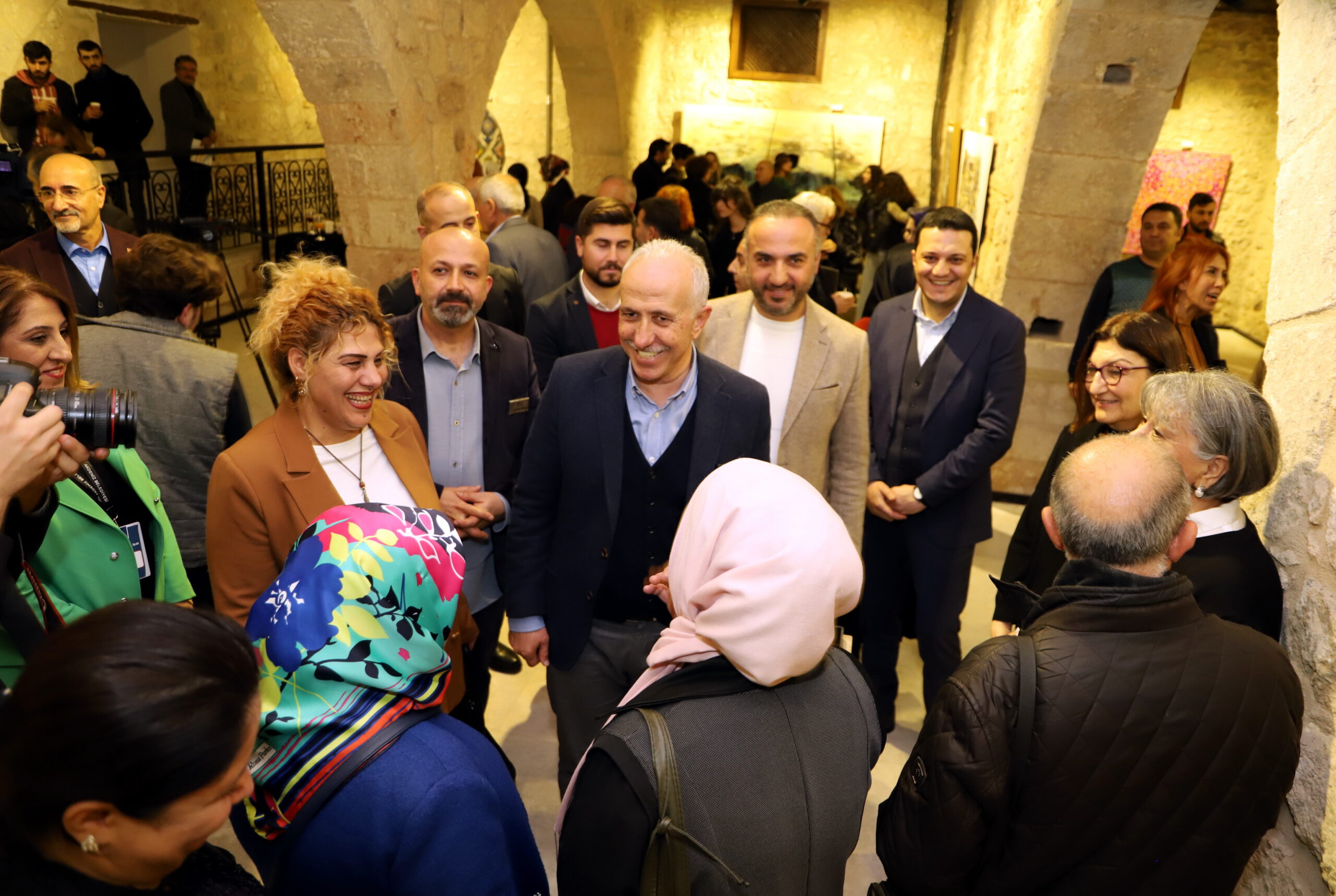 Eski Muhakemat Binası olarak bilinen yapıda düzenlenen ilk karma sergi sanatseverlerin beğenisine sunuldu Akdeniz Belediyesi’nin, tarihi bir