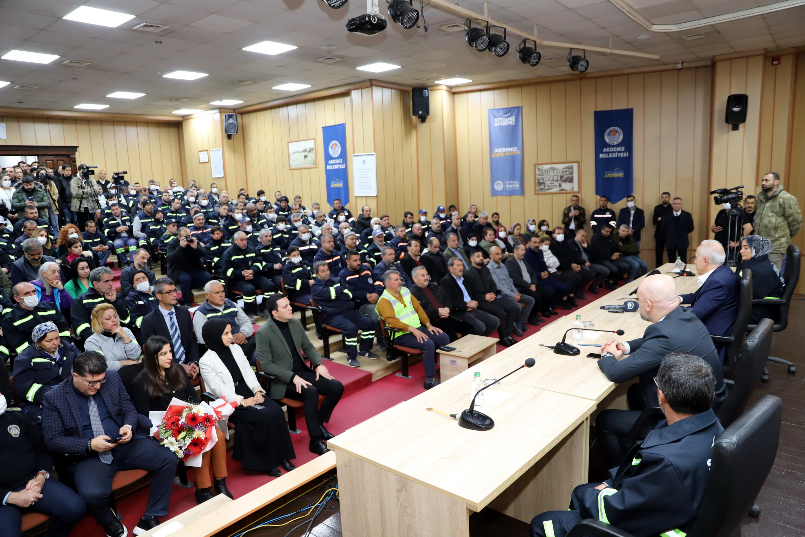 Akdeniz Belediyesi, kurum bünyesinde