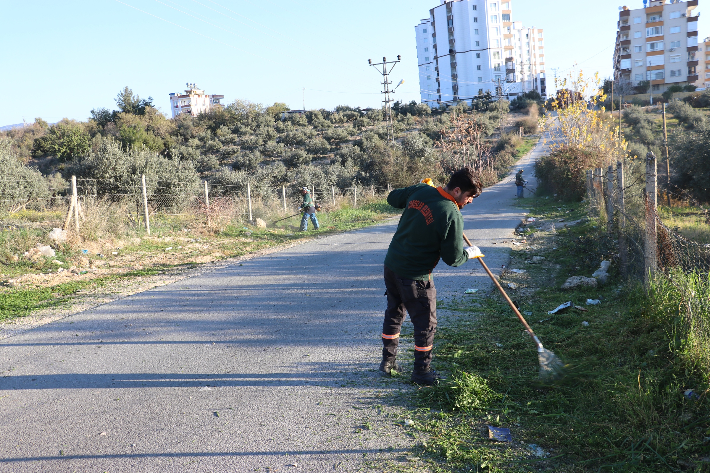 TOROSLAR’DA MAHALLELER KÖŞE BUCAK TEMİZLENİYOR Toroslar Belediyesi’nin “Daha Temiz
