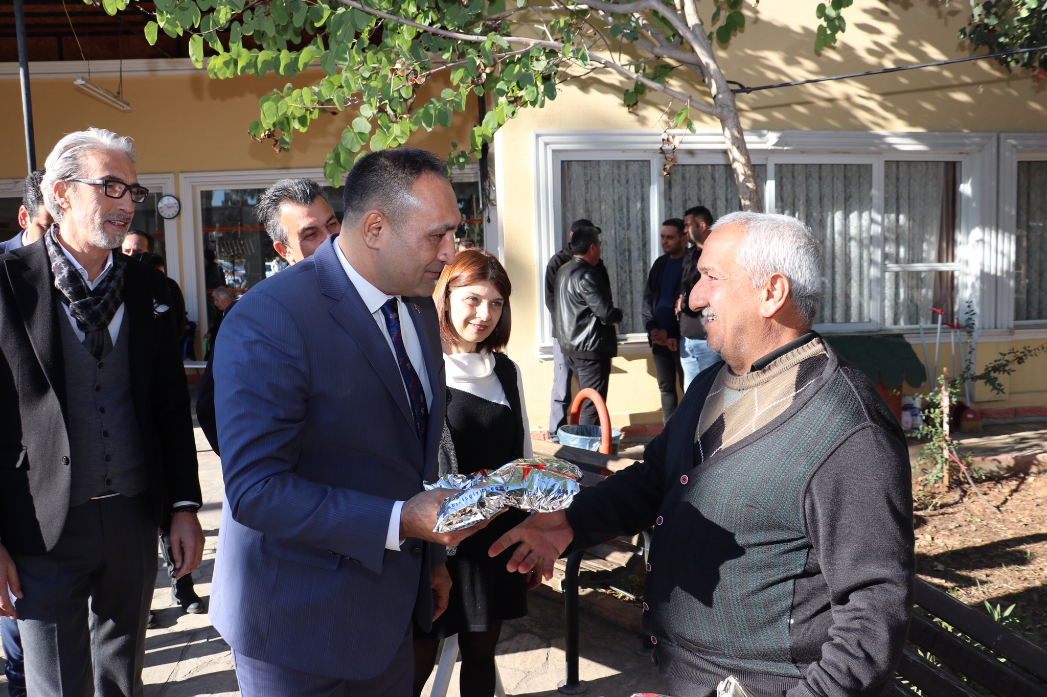 BAŞKAN YILMAZ, HUZUREVİ SAKİNLERİNİN YENİ YILINI KUTLADI Toroslar Belediye Başkanı Atsız