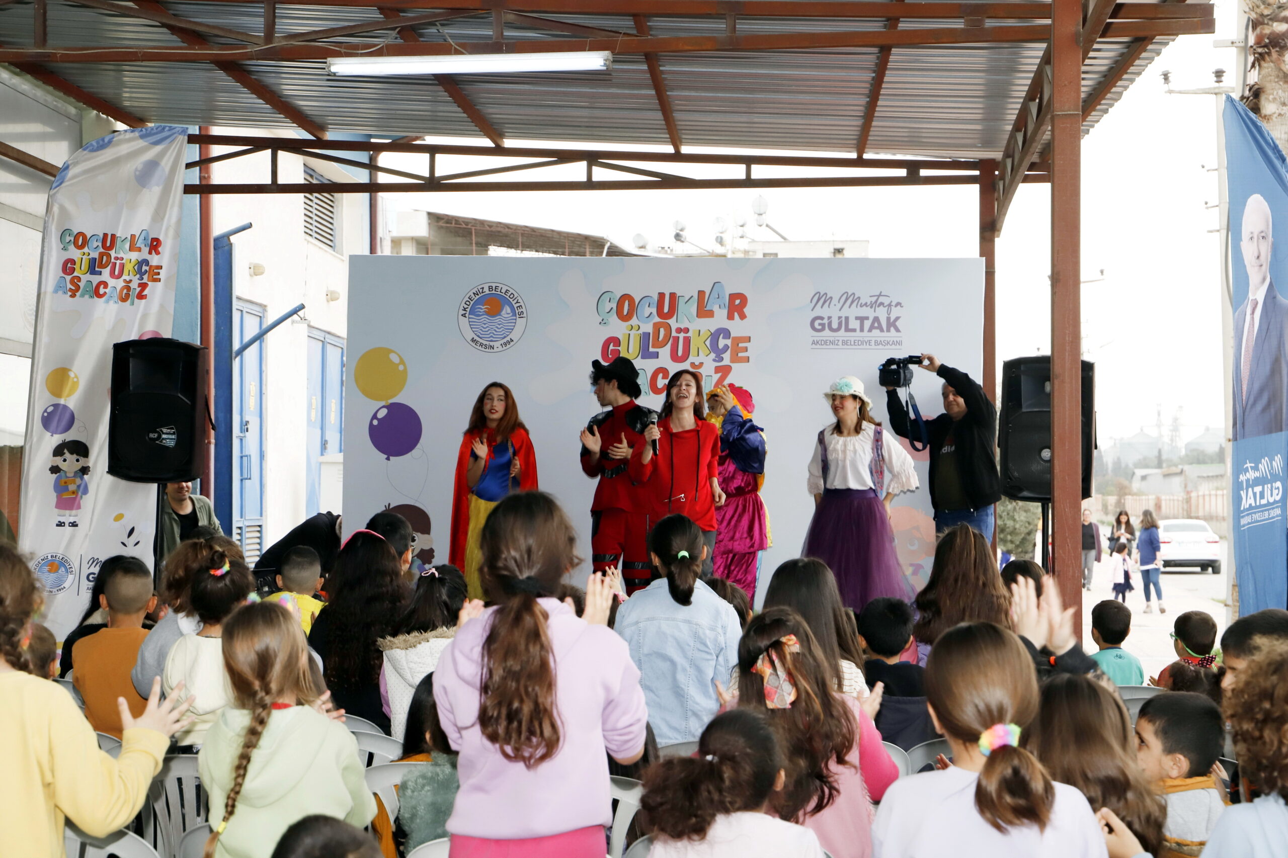 Akdeniz Belediyesi, depremzede çocuklara