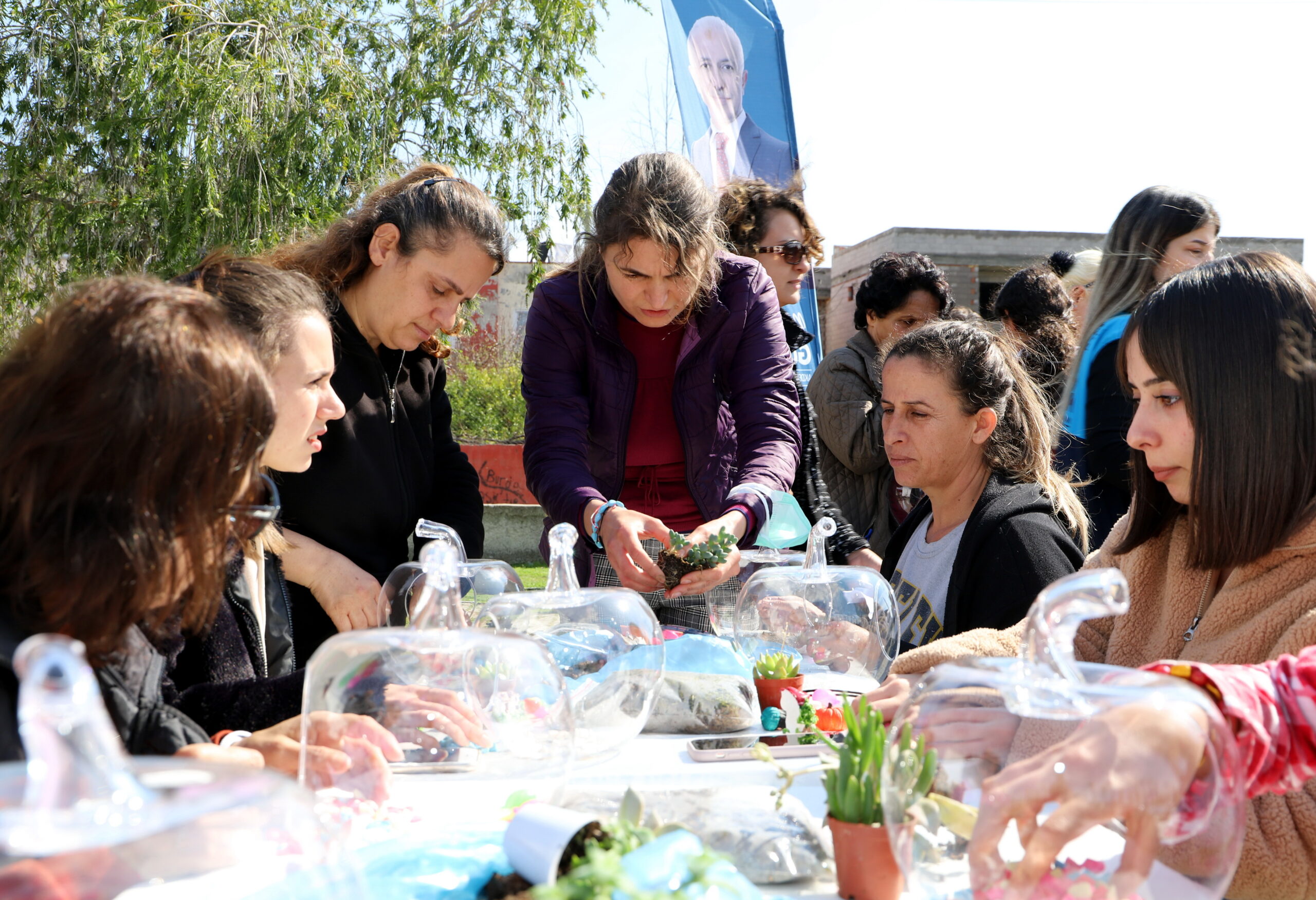 Akdeniz Belediyesi, depremzede kadınlar