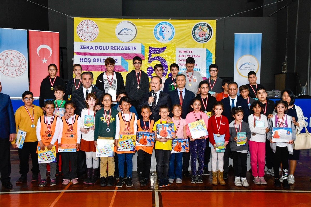 VALİ ALİ HAMZA PEHLİVAN, TÜRKİYE AKIL VE ZEKA OYUNLARI İL ŞAMPİYONASI ÖDÜL TÖRENİNE KATILDI Valimiz Ali Hamza Pehlivan,