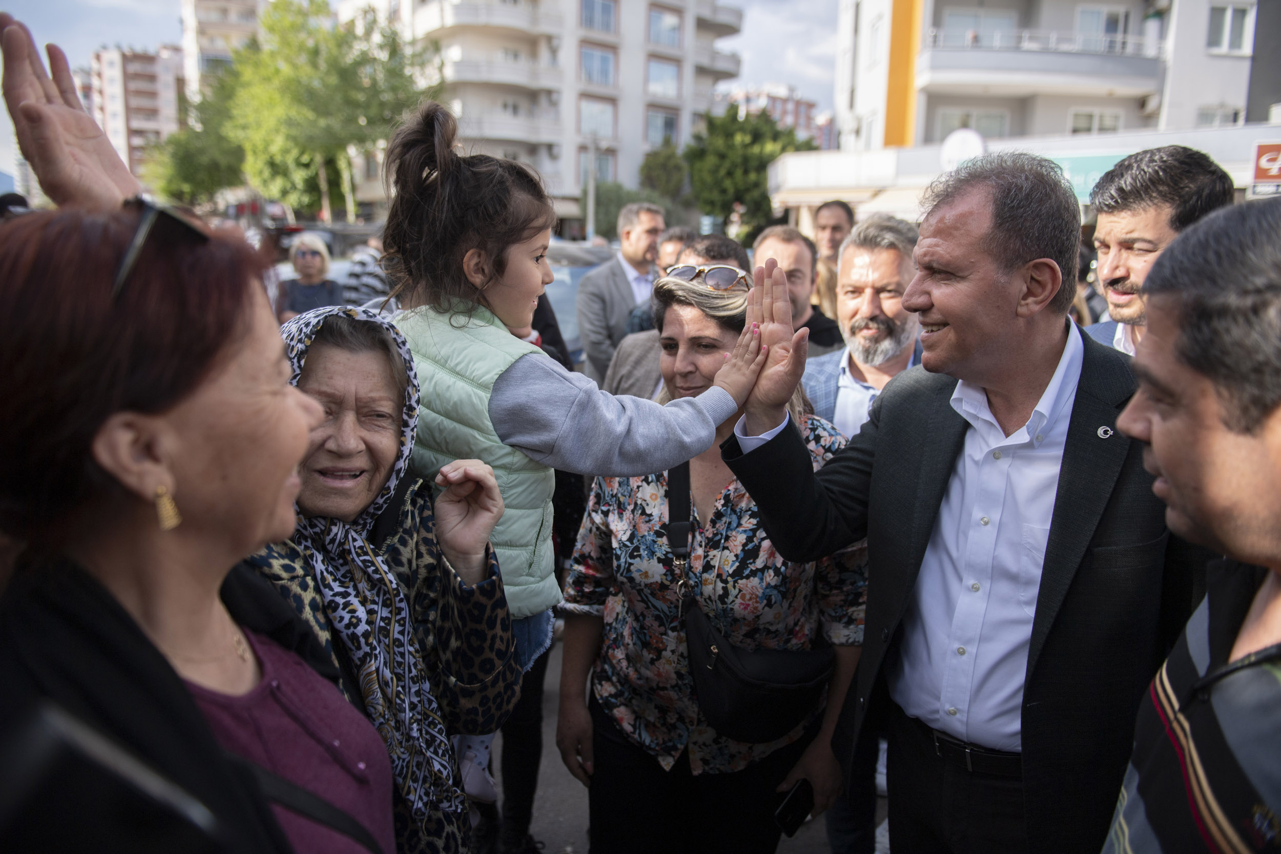 Halkın arasında olmaya devam