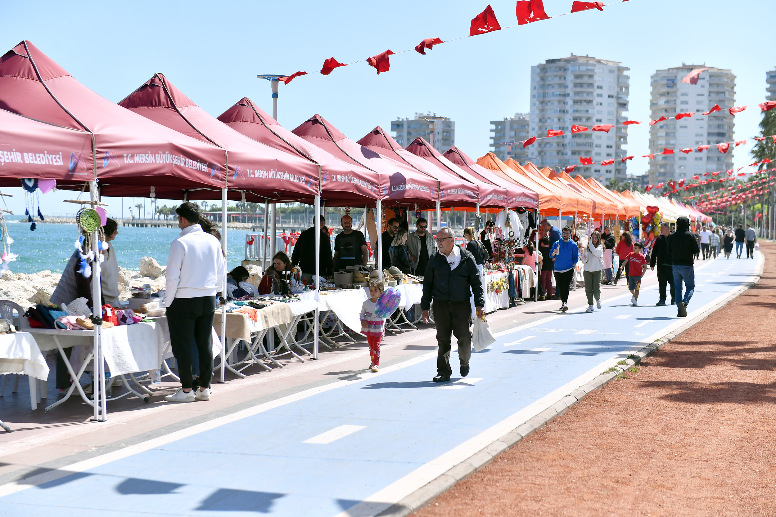 BÜYÜKŞEHİR’İN STANTLARINDA BU KEZ DEPREMZEDE ÜRETİCİLER DE YER ALIYOR Mersin Büyükşehir Belediyesi Kadın