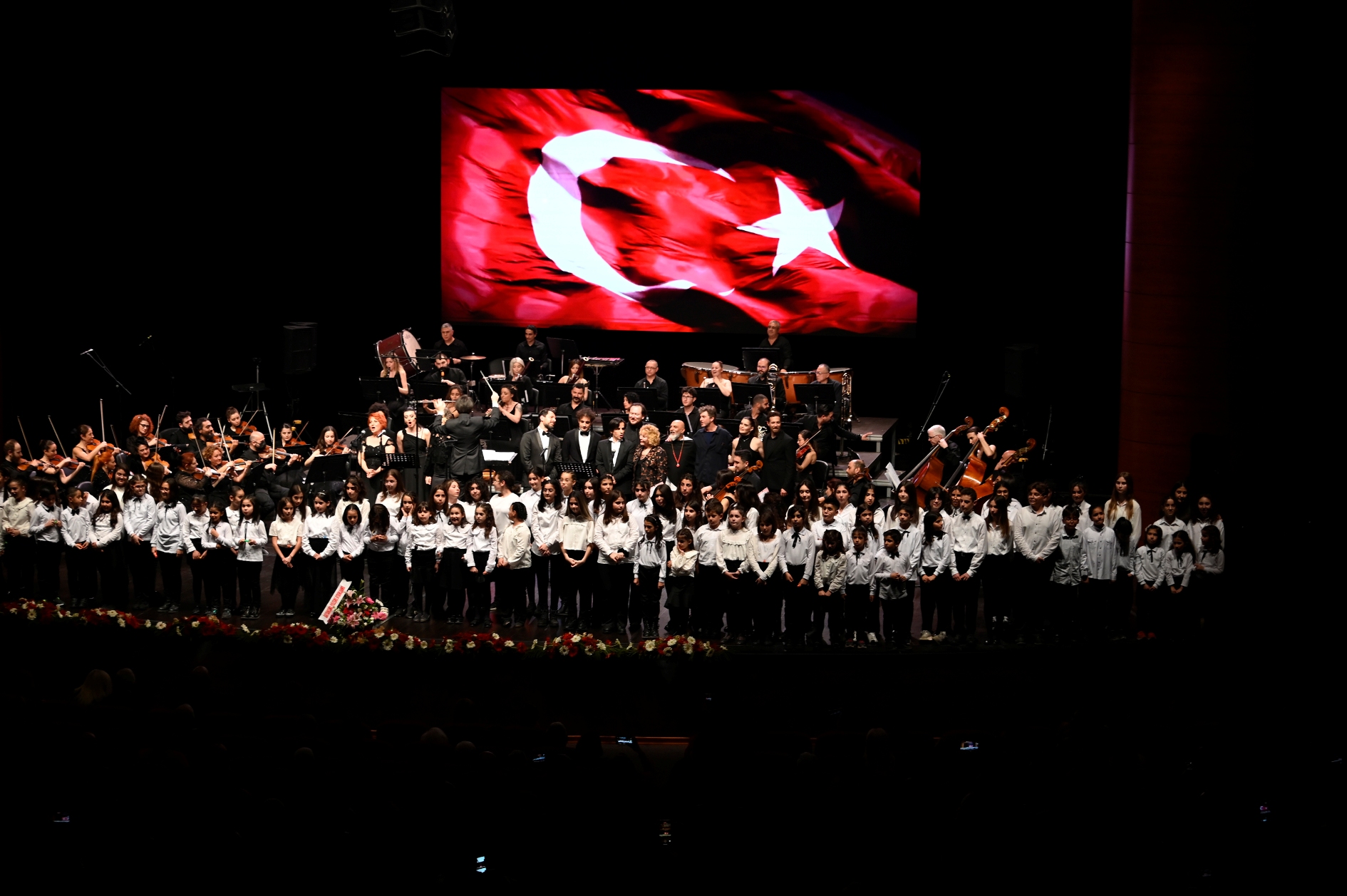 Depremzedeler yararına gerçekleştirilen konserde