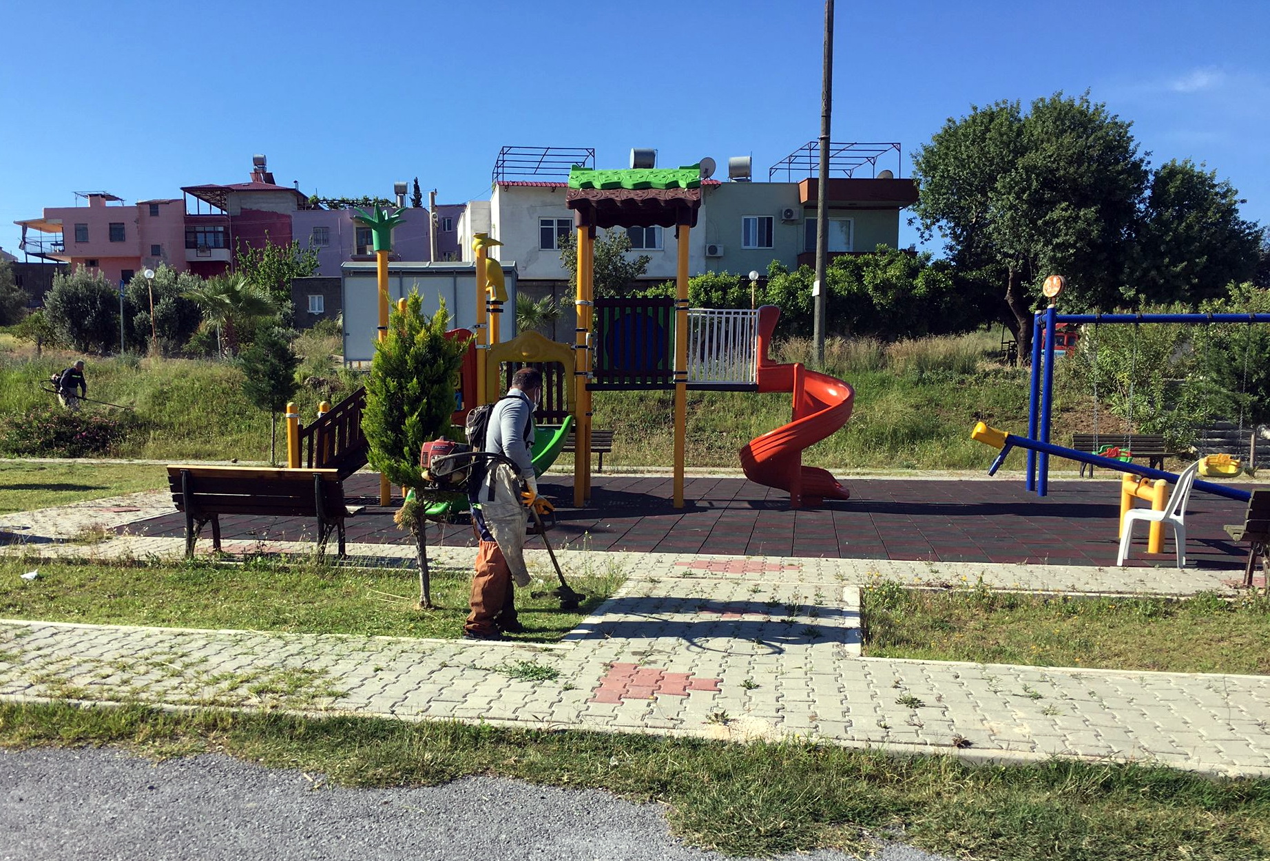 AKDENİZ’DE PARK, BAHÇE VE YEŞİL ALANLAR ELDEN GEÇİYOR Akdeniz Belediyesi; havaların ısınmasıyla