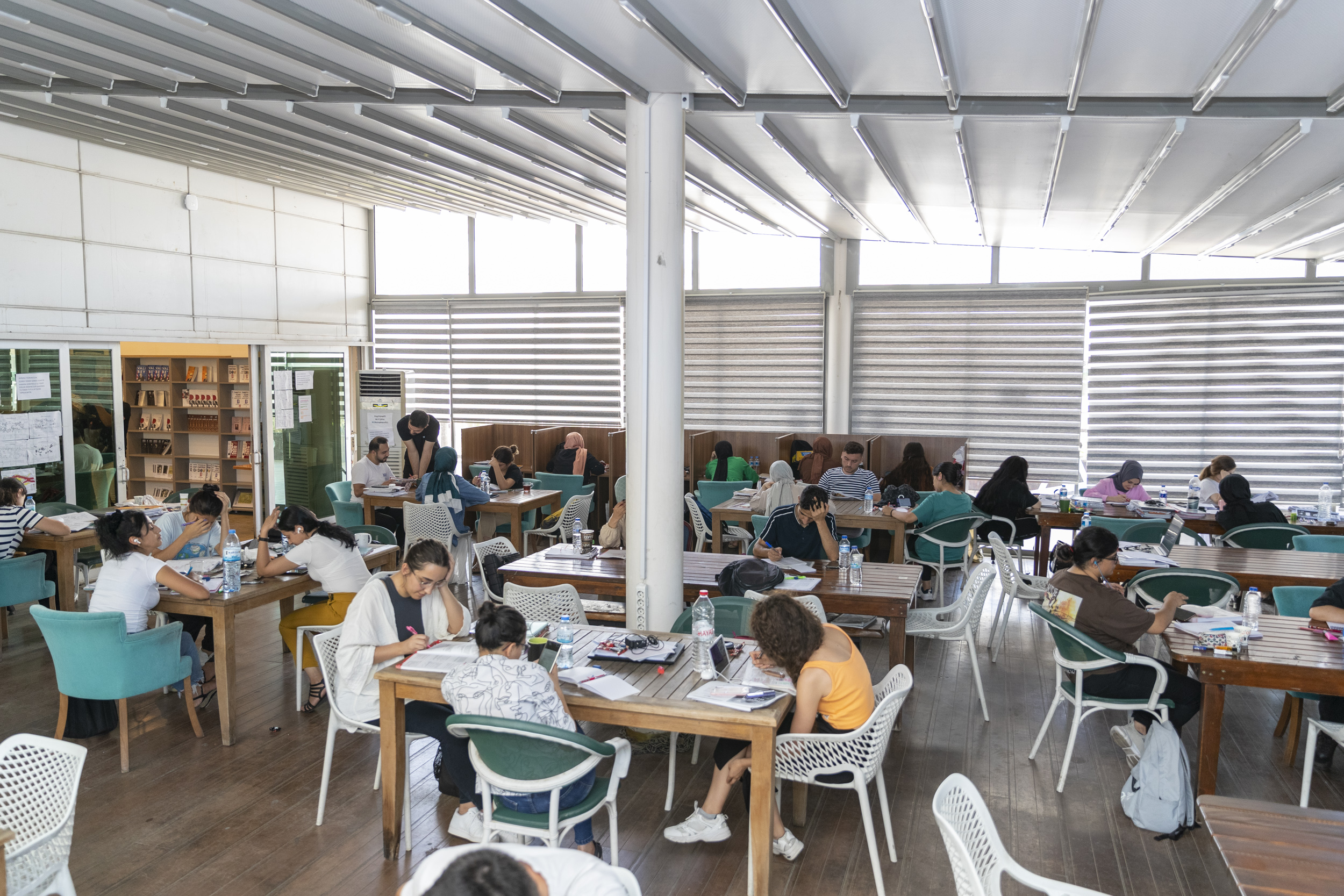 SINAVLARA HAZIRLANAN ÖĞRENCİLER MERKEZ KÜTÜPHANE’NİN MÜDAVİMİ OLDU Mersin Büyükşehir Belediyesi, öğrenci