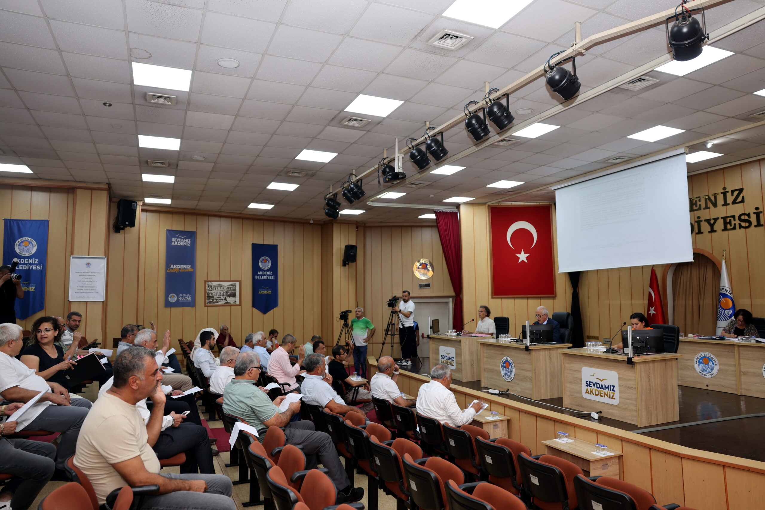 Meclis toplantısında, mülkiyeti Akdeniz