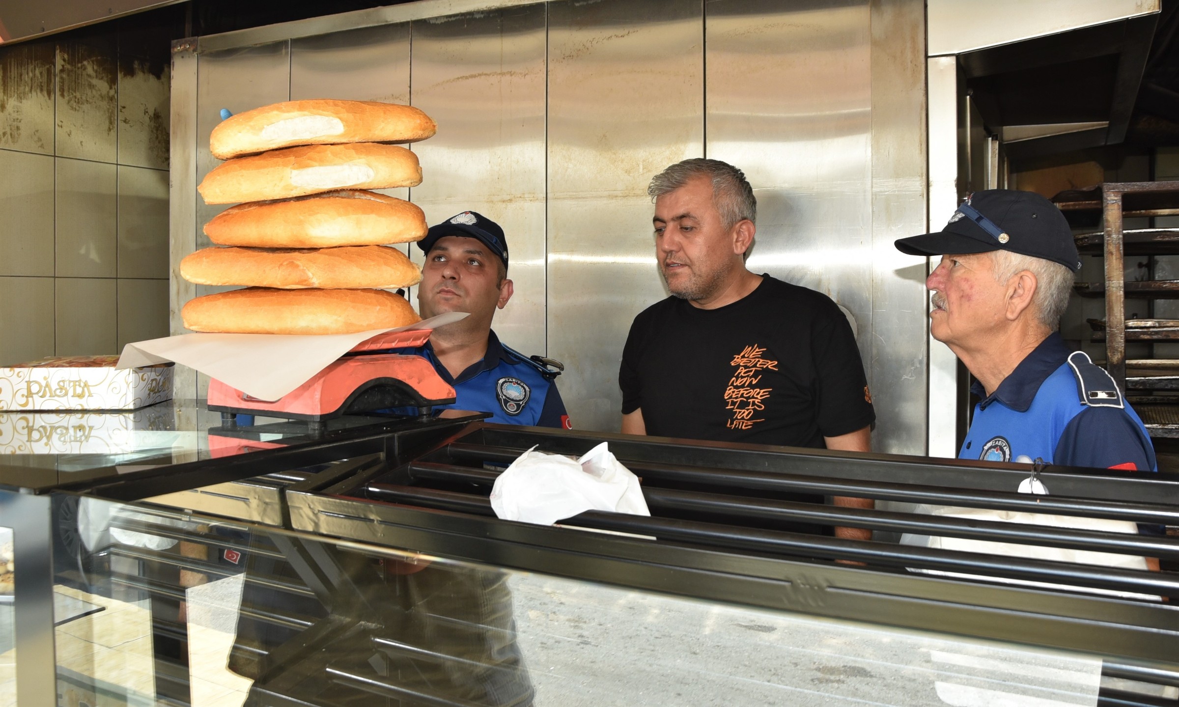 TOROSLAR’DA FIRIN VE İMALATHANELERE GRAMAJ VE HİJYEN DENETİMİ Toroslar Belediyesi, ilçede faaliyet