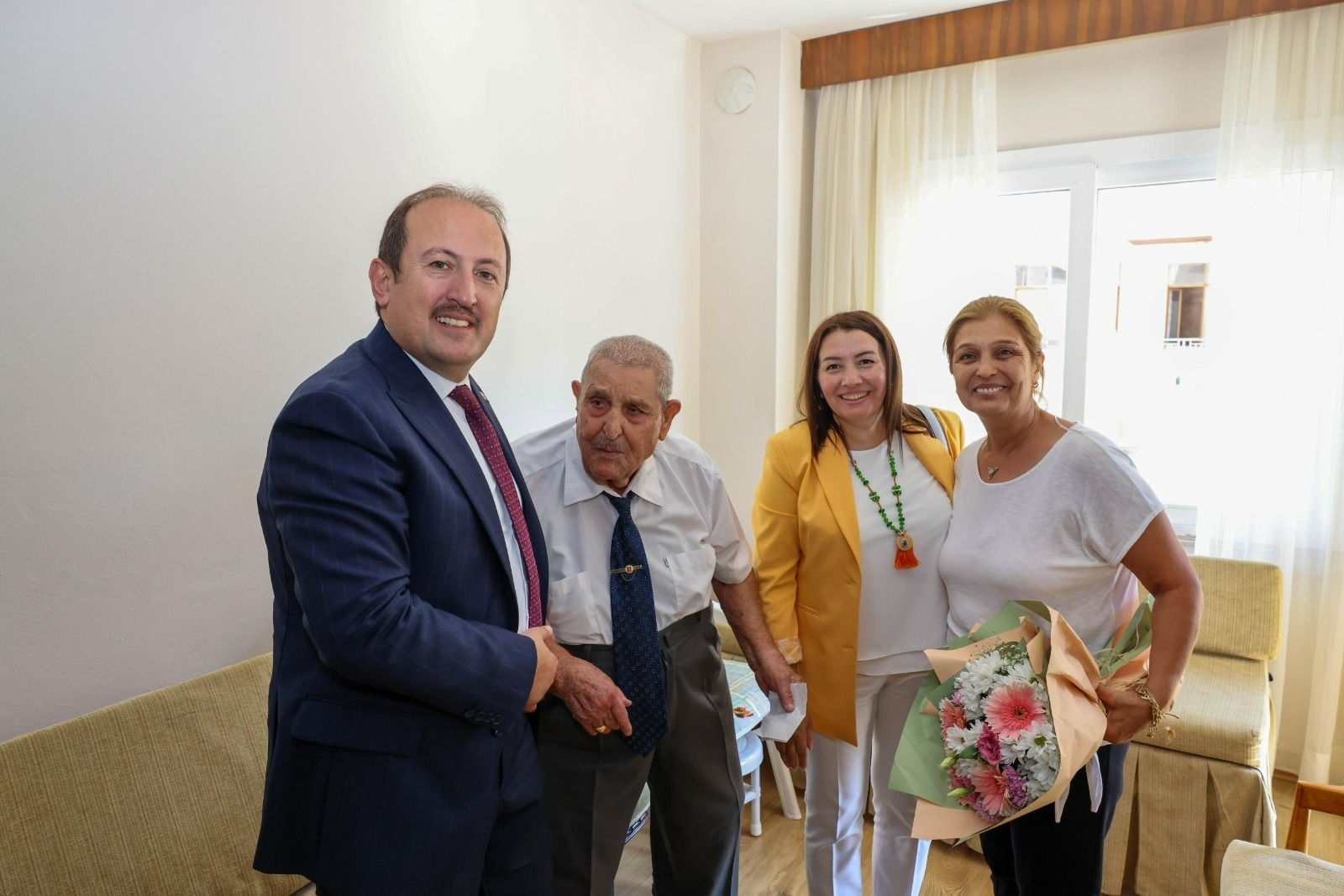 VALİ ALİ HAMZA PEHLİVAN, KORE GAZİSİ AKTAŞ AÇIKGÖZ VE AİLESİNİ ZİYARET ETTİ Valimiz Ali Hamza Pehlivan,