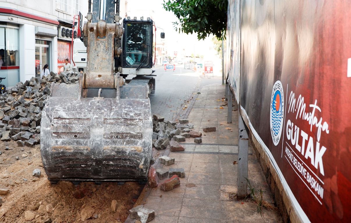 AKDENİZ’DE ÖMRÜ TAMAMLANAN PARKE TAŞLARININ YERİNİ ASFALT ALIYOR Akdeniz Belediyesi Fen işleri