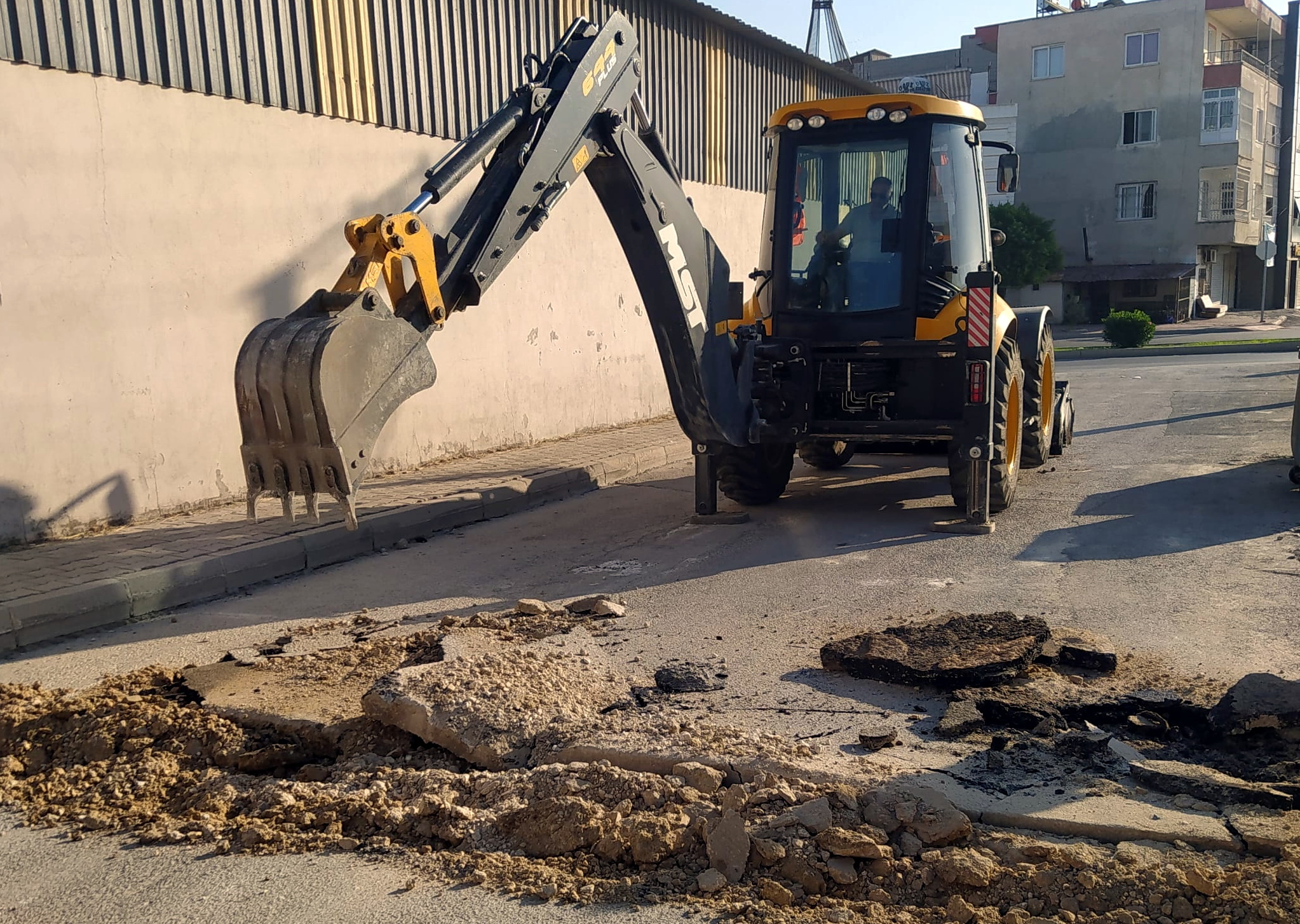 Araç ve gereçler de atölyede yenileniyor, belediye tasarruf ediyor Akdeniz Belediyesi, mahallelerde asfalt