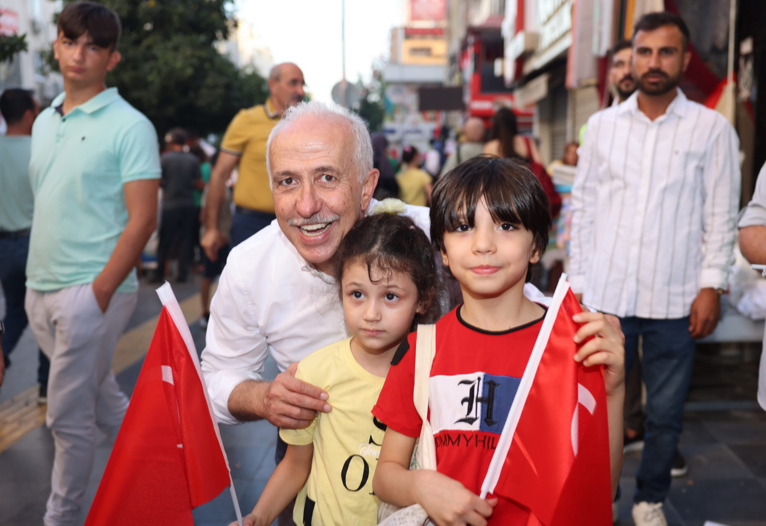 BAYRAK DAĞITAN BAŞKAN GÜLTAK, MERSİNLİLERİ CUMHURİYET KUTLAMASINA DAVET ETTİ Akdeniz Belediye Başkanı M.