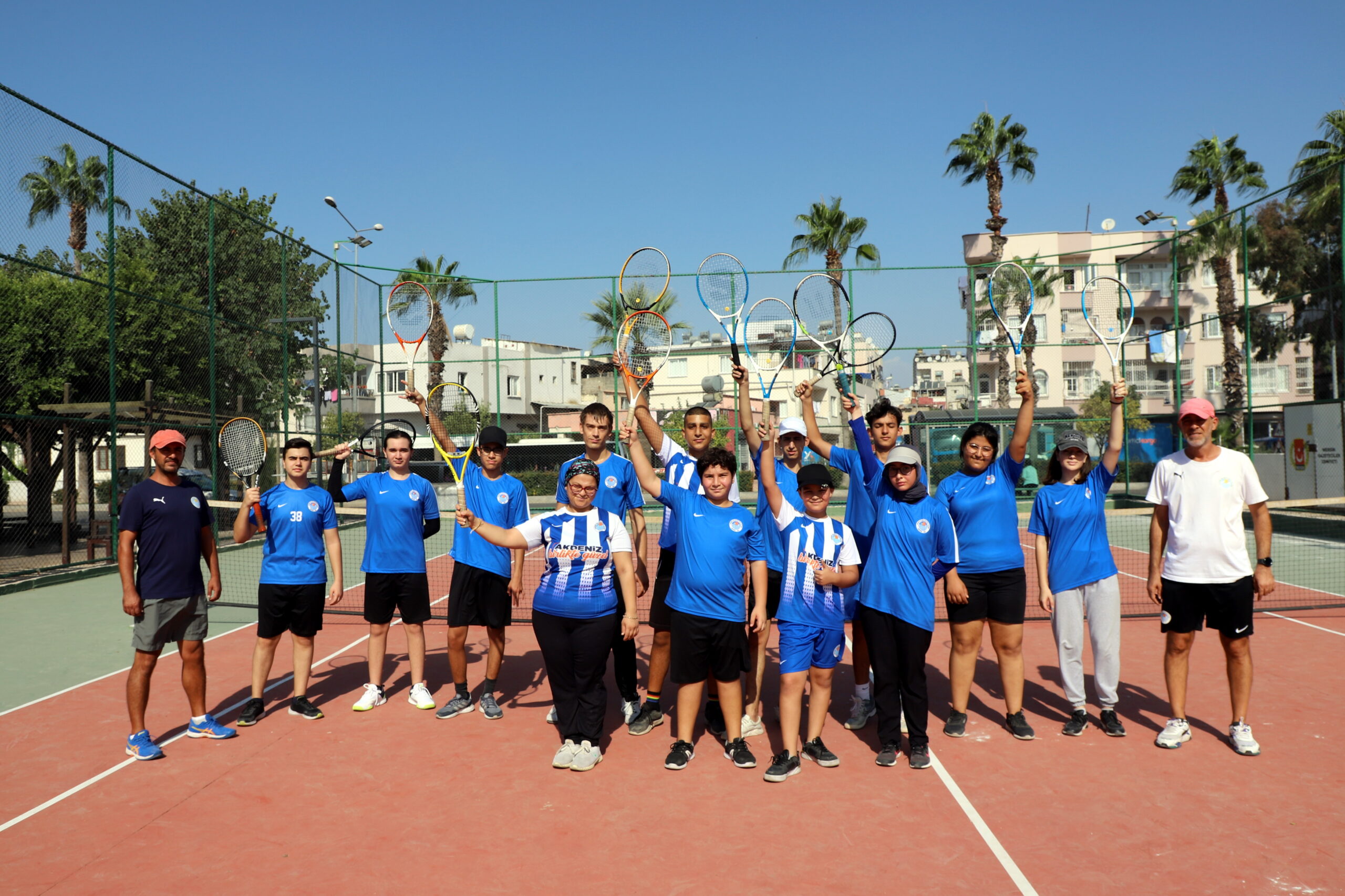 AKDENİZLİ ÇOCUKLARA ÜCRETSİZ TENİS KURSU Akdeniz Belediyesi; yıl boyunca