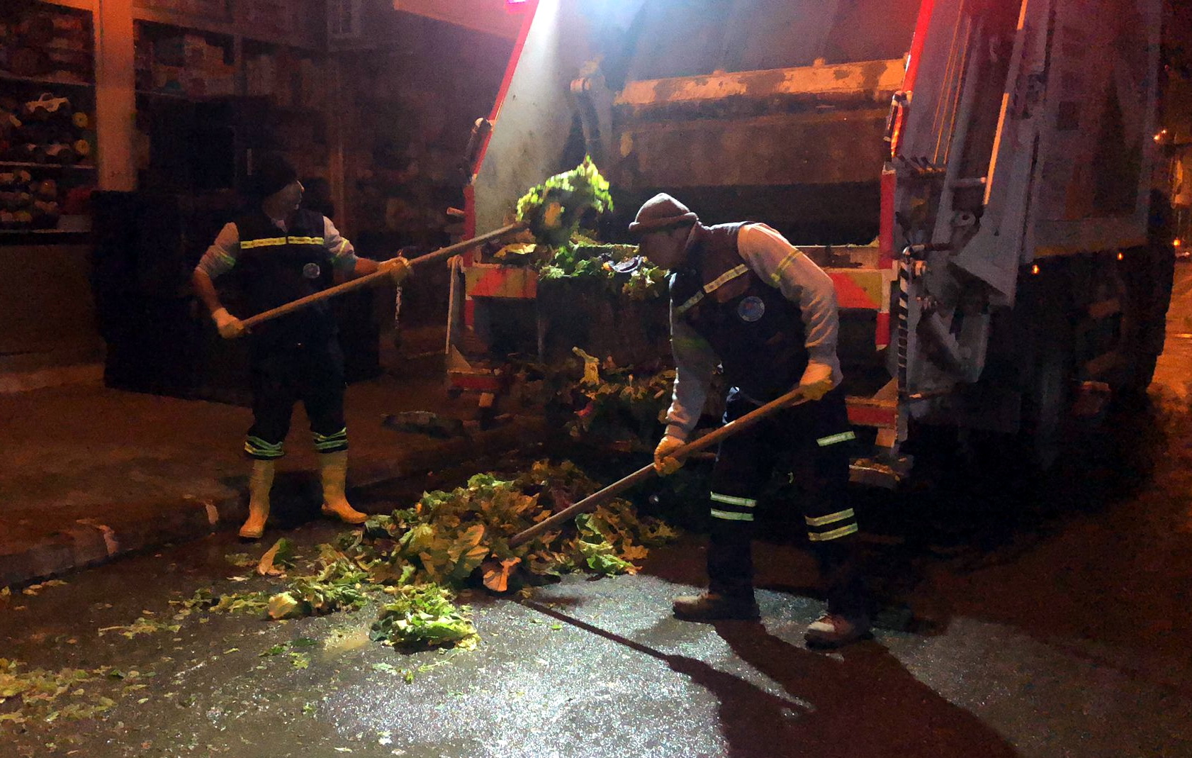 AKDENİZ’İN TEMİZLİĞİ VE SAĞLIĞI EMİN ELLERDE Akdeniz Belediyesi, vatandaşların temiz