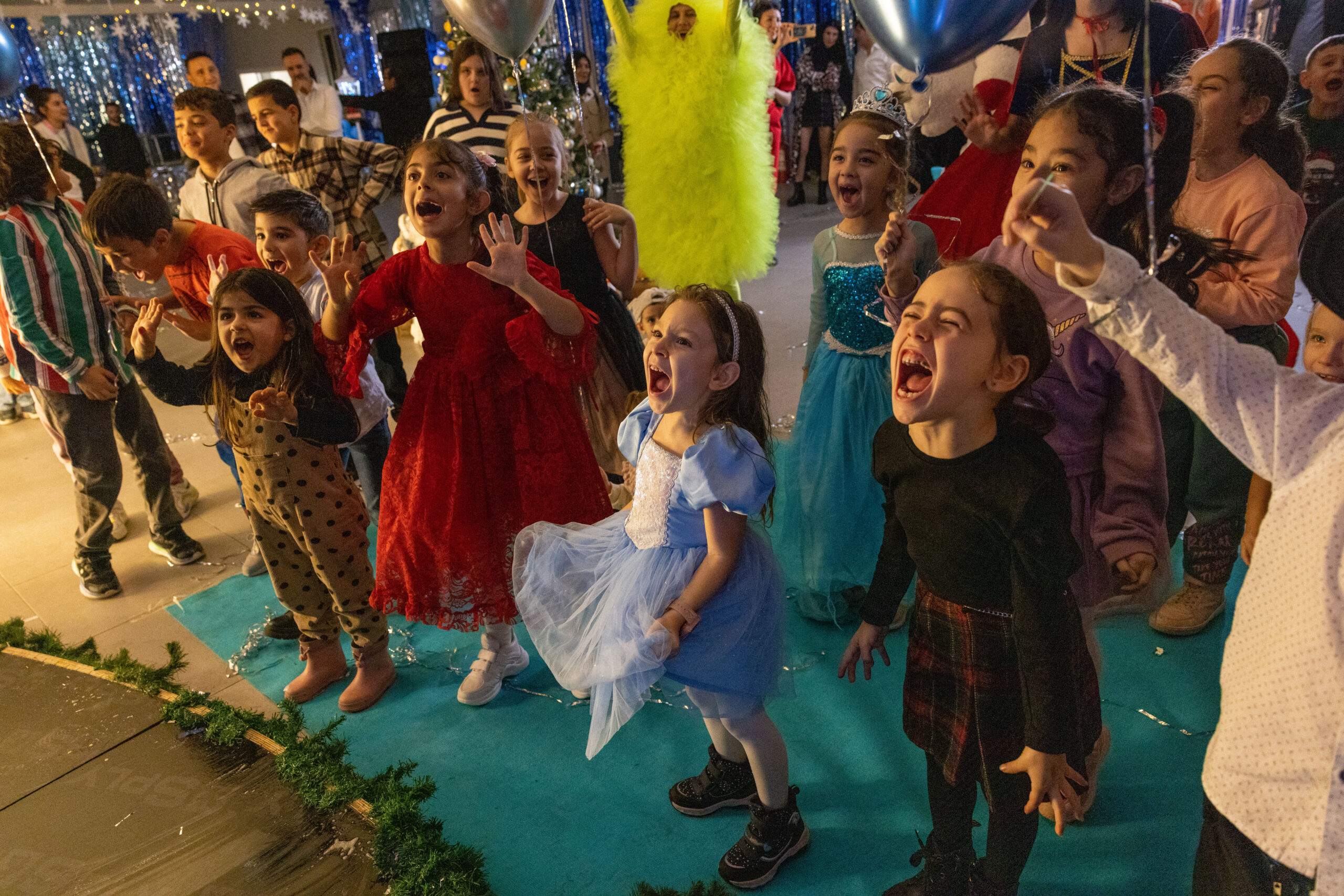 AKKUYU NGS SAHASINDA PROJE ÇALIŞANLARININ ÇOCUKLARI İÇİN YENİ YIL ETKİNLİKLERİ DÜZENLENDİ Akkuyu NGS inşaat sahası,