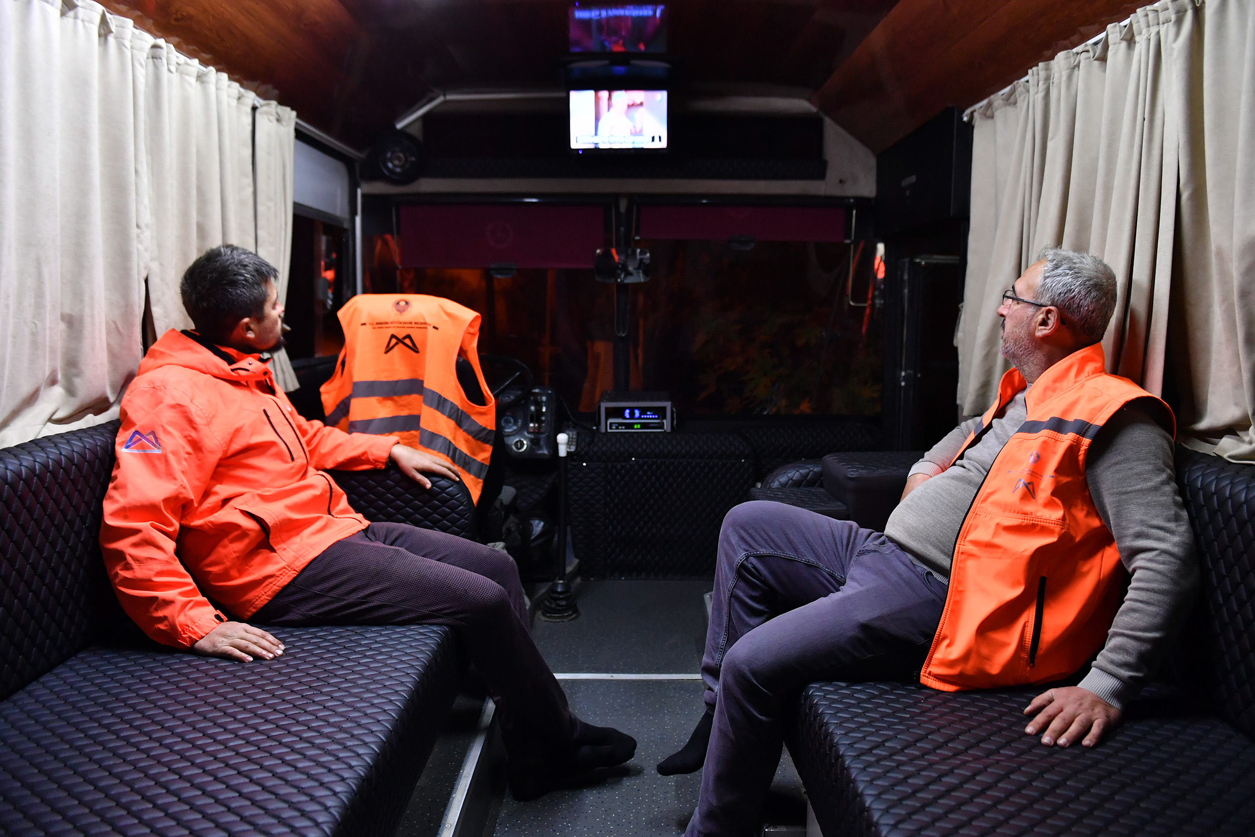 İLÇELERDE GÖREVE GİDEN PERSONEL TAM DONANIMLI MOBİL YAŞAM OTOBÜSLERİNDE KONAKLIYOR Mersin Büyükşehir Belediyesi’nin atıl