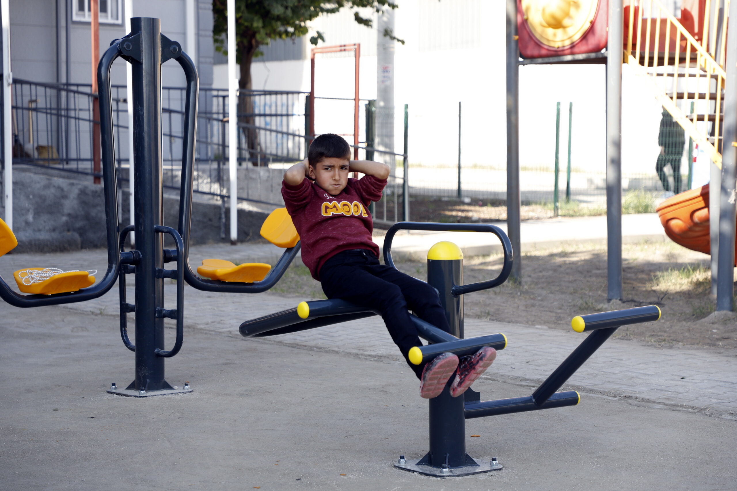 GÜNDOĞDU PARKINA OYUN GRUPLARI VE SPOR ALETLERİ YERLEŞTİRİLDİ Akdeniz Belediyesi, ilçeye bağlı