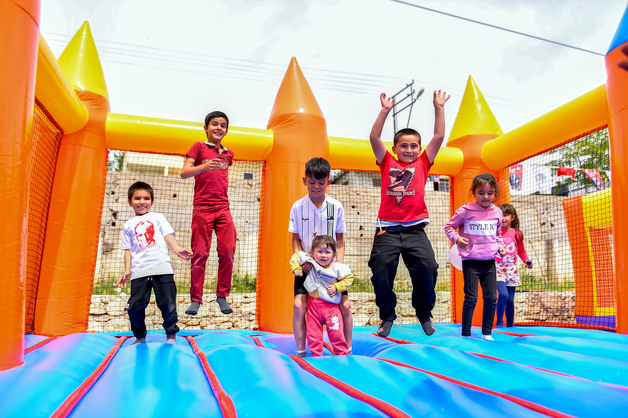 MERSİN BÜYÜKŞEHİR ERDEMLİLİ ÇOCUKLARA 23 NİSAN COŞKUSUNU BİR KEZ DAHA YAŞATTI Mersin Büyükşehir Belediyesi çocuklara