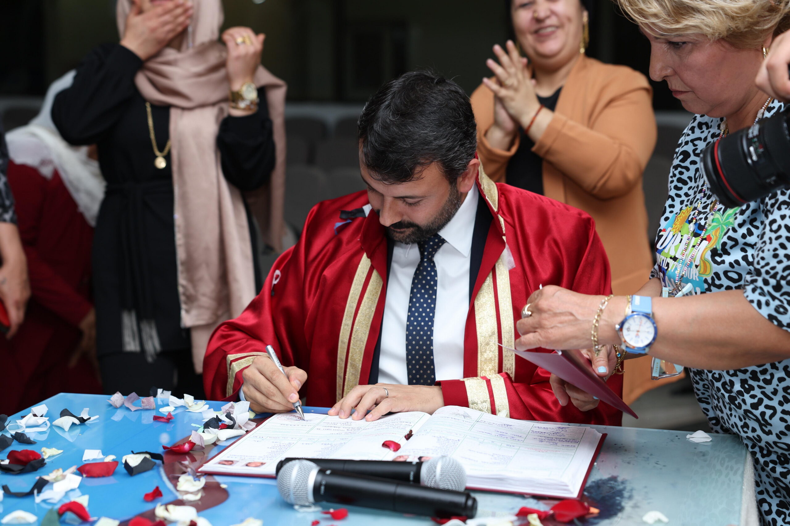 EŞ BAŞKAN SARIYILDIZ İLK NİKAHINI KIYDI Akdeniz Belediye Eş Başkanı