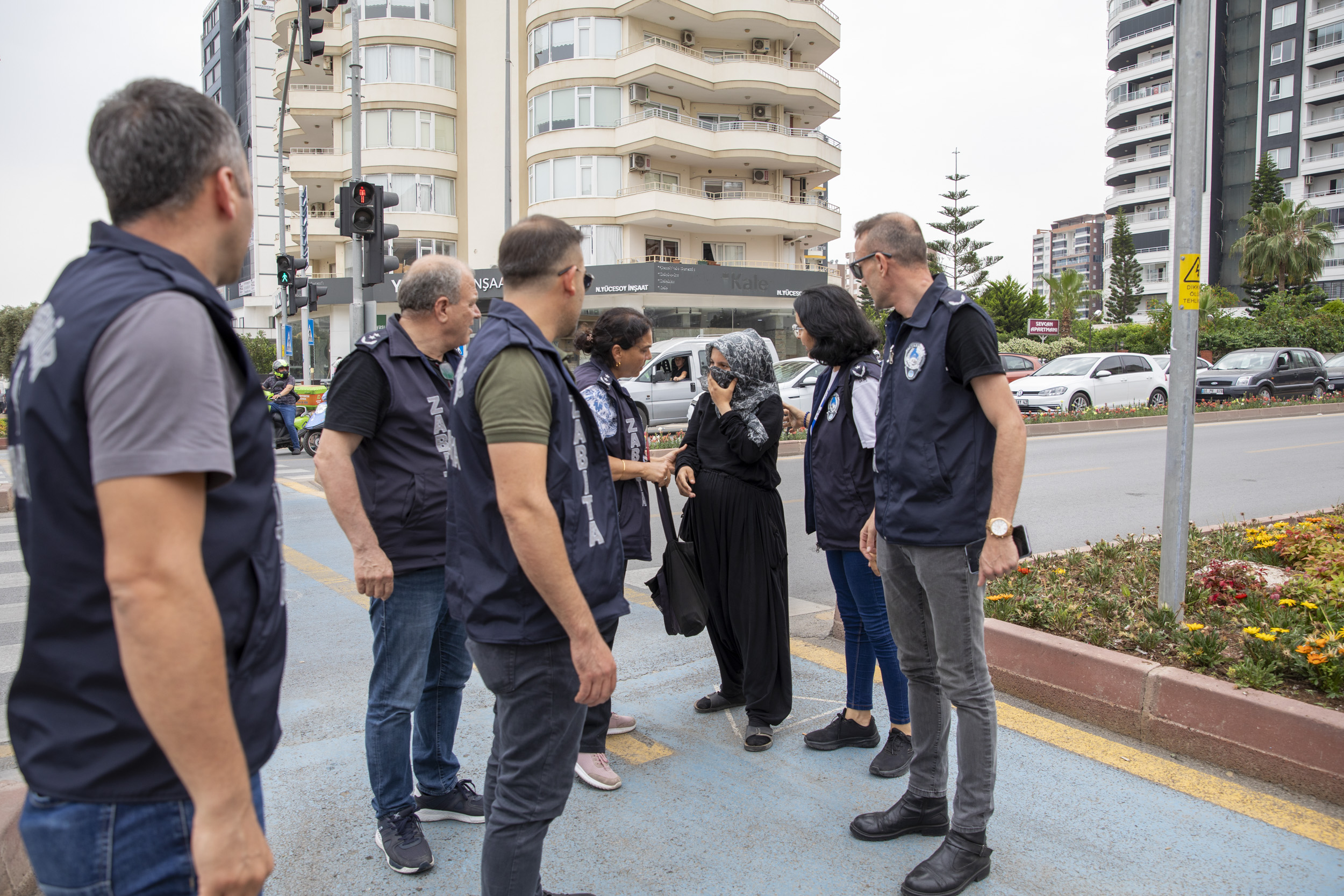 MERSİN BÜYÜKŞEHİR ZABITA EKİPLERİNDEN DİLENCİ OPERASYONU Mersin Büyükşehir Belediyesi Zabıta