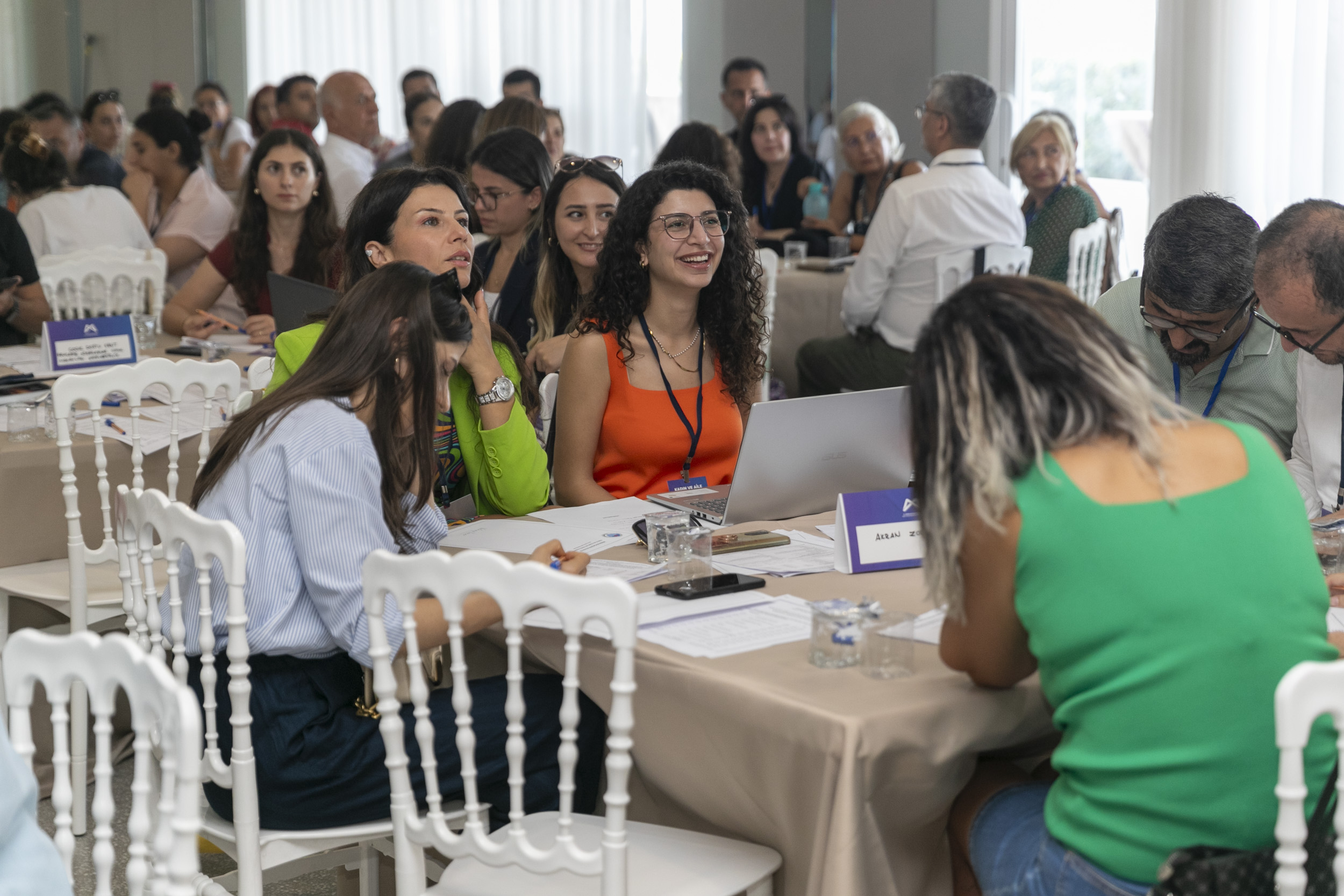 Çocukların ve insanların gülümsediği,