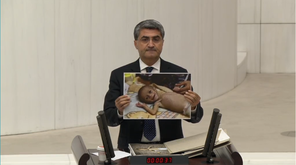 Gazze’de açlıktan ölen bebeklerin fotoğrafını Mecliste gösteren Ekmen: Türkiye Gazze’ye yardım ulaştıracak güce sahiptir DEVA Partisi Genel Başkan