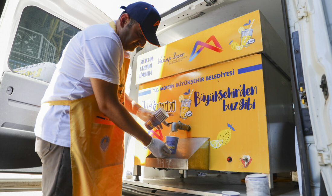 KAVURUCU SICAKLARDA EMEKÇİLERE BÜYÜKŞEHİR’DEN SERİNLİK MOLASI Yaz aylarının kavurucu sıcaklarının