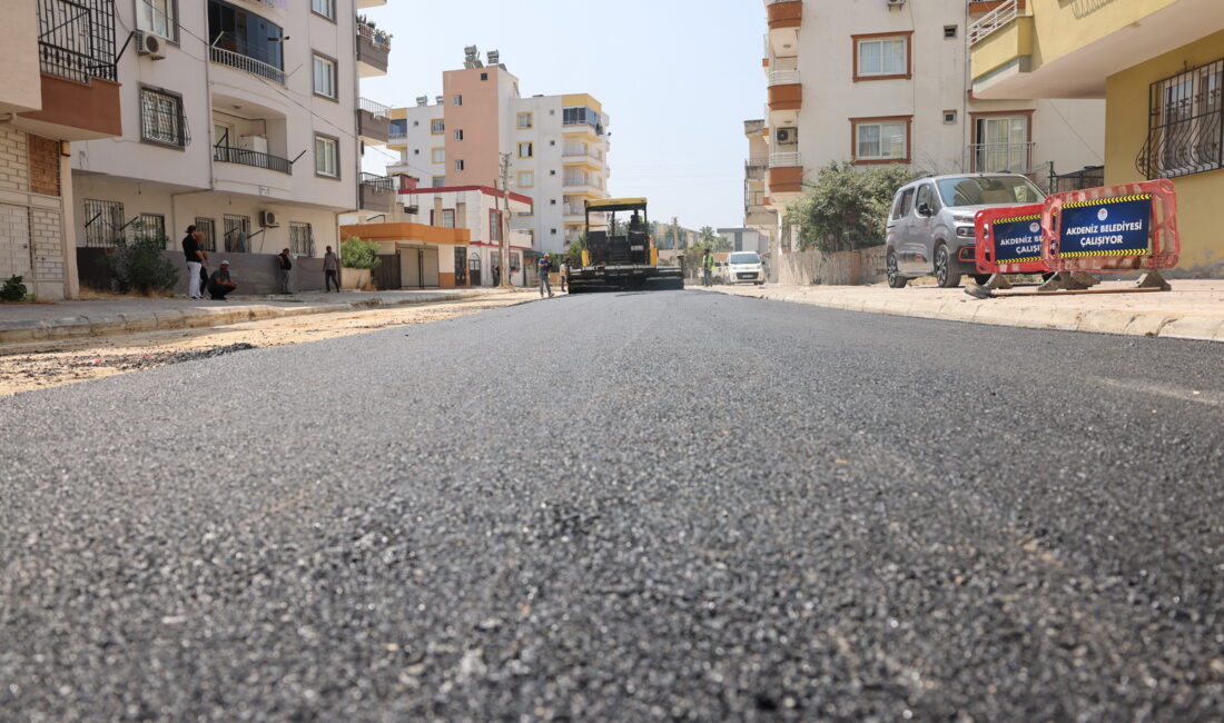 AKDENİZ’DE İHTİYAÇ DUYAN SOKAKLAR SICAK ASFALTLA YENİLENİYOR Akdeniz Belediyesi, uzak yakın