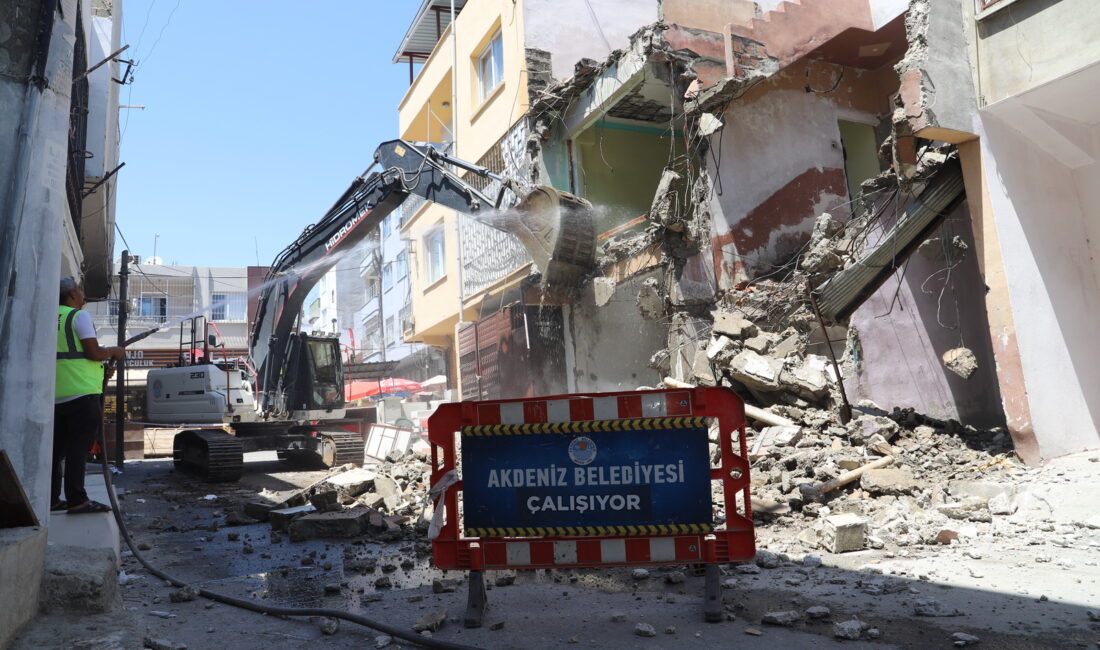 AKDENİZ BELEDİYESİ, TEHLİKE YARATAN METRUK YAPILARLA MÜCADELESİNİ SÜRDÜRÜYOR Akdeniz’de, sahiplerince terk edilen,