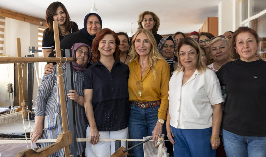 BÜYÜKŞEHİR, MODACI DİLEK HANİF İLE MERSİNLİ KADINLARIN DOKUMALARINI BULUŞTURDU Mersin Büyükşehir Belediyesi, Mersin’e