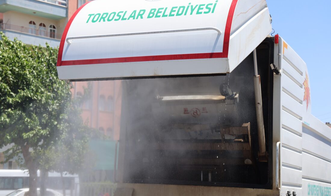 TOROSLAR’DA ÇÖP KONTEYNERLERİ YERİNDE YIKANARAK DEZENFEKTE EDİLİYOR Toroslar Belediyesi, ilçe genelinde