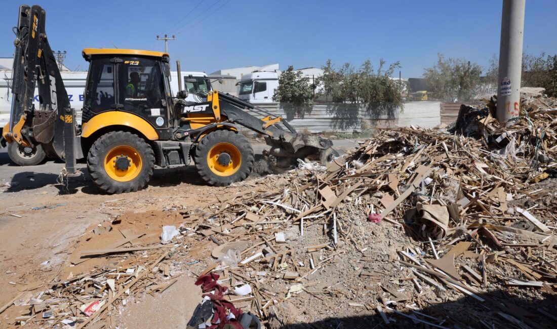 AKDENİZ BELEDİYESİ, 4 MAHALLEDEN 20 KAMYON ATIK TOPLADI Akdeniz Belediyesi, kent genelinde