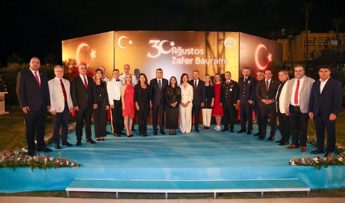 VALİ TOROS VE EŞİ DUDU İREM TOROS EV SAHİPLİĞİNDE, 30 AĞUSTOS RESEPSİYONU Mersin Valisi Atilla Toros ve eşi