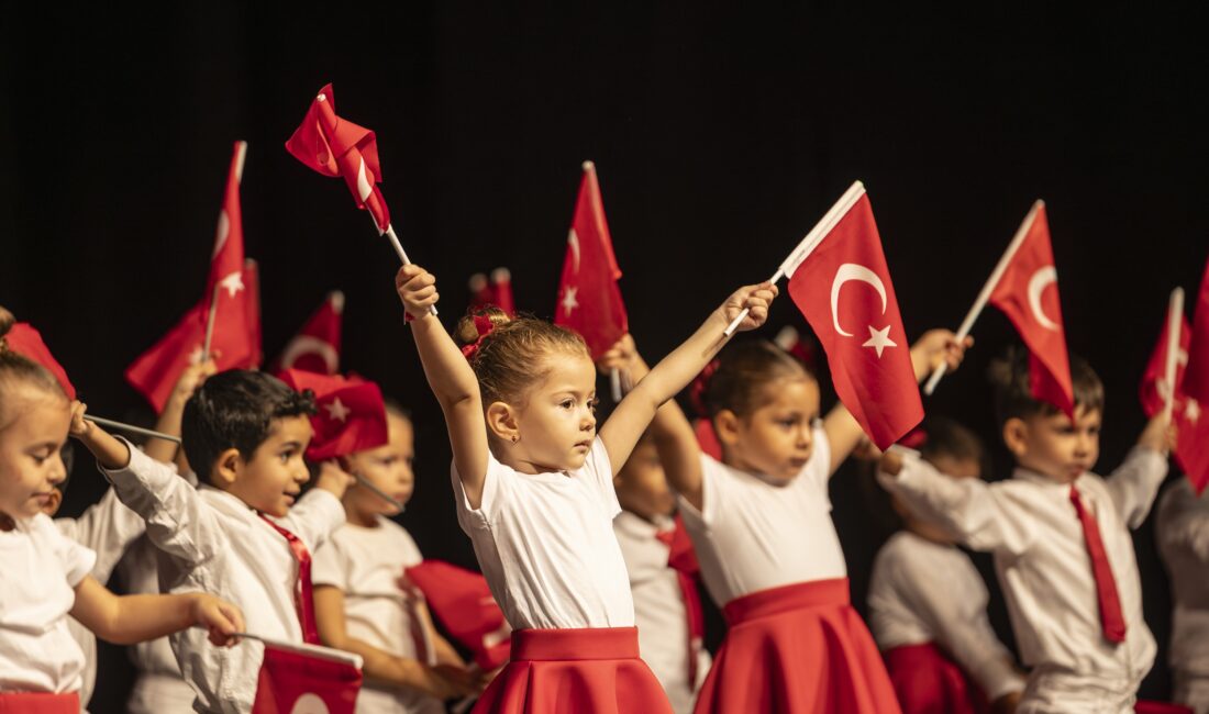 MEZİTLİ’NİN ÇOCUKLARI CUMHURİYET İÇİN SAHNE ALDI Mezitli Belediyesi Çocuk Gündüz