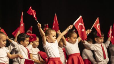 MEZİTLİ’NİN ÇOCUKLARI CUMHURİYET İÇİN SAHNE ALDI