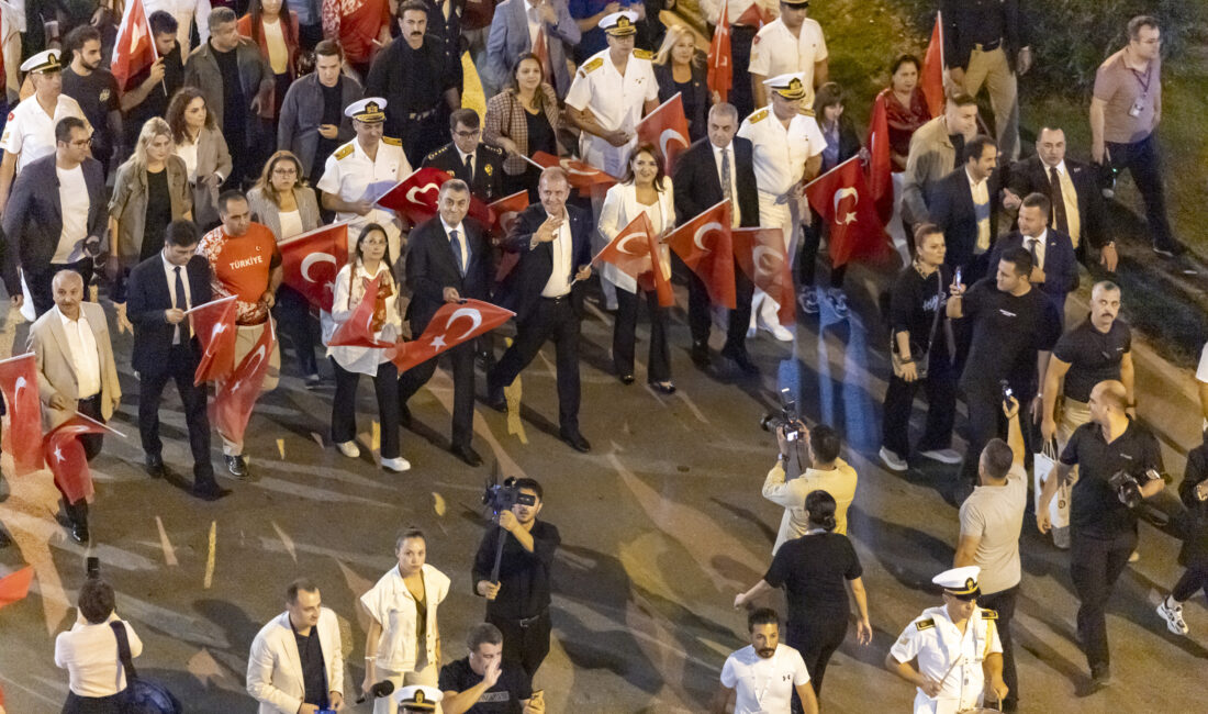 BAŞKAN SEÇER, MERSİNLİLERLE ‘BAYRAK YÜRÜYÜŞÜ’NDE BULUŞTU Türkiye Belediyeler Birliği Başkan