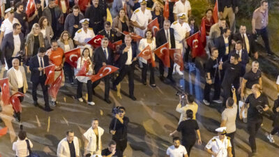 BAŞKAN SEÇER, MERSİNLİLERLE ‘BAYRAK YÜRÜYÜŞÜ’NDE BULUŞTU