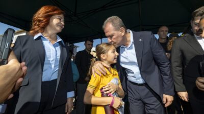 SEÇER’DEN ÇOCUKLARA: “SİZE ÇOK GÜVENİYORUZ, SİZ BİZİM GELECEĞİMİZSİNİZ”