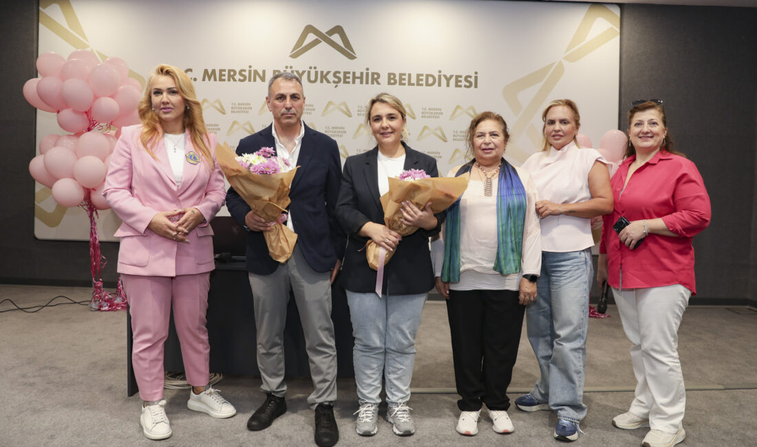 MEME KANSERİ FARKINDALIĞI İÇİN PEMBE BALONLAR GÖKYÜZÜNDE Kadın sağlığı konusunda farkındalık