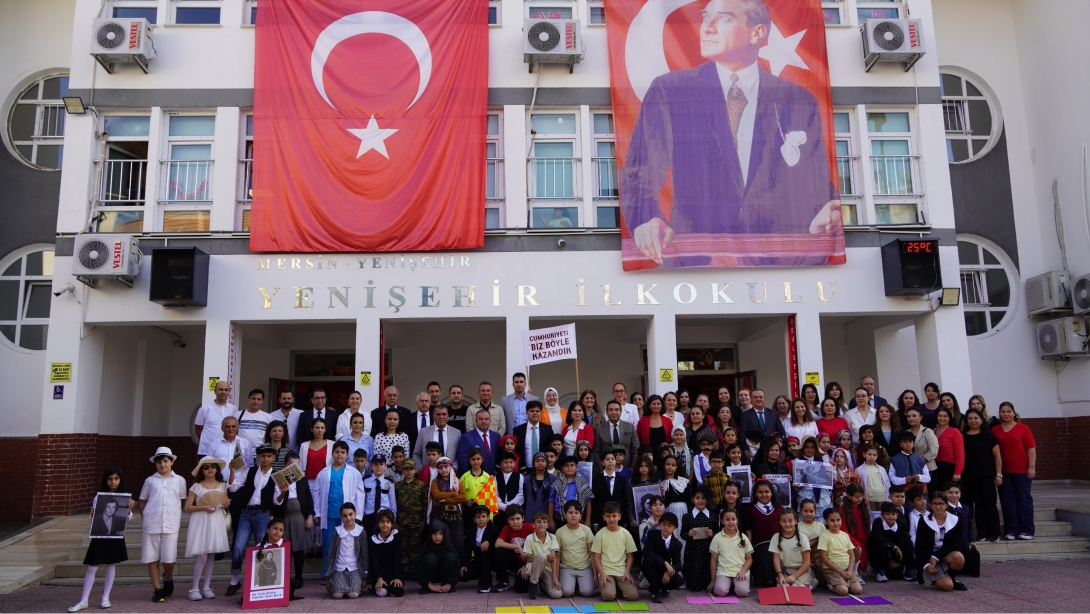 ÖZDEMİRCİ, YENİŞEHİR İLKOKULUNDAKİ “CUMHURİYET YOLUNDA” SERGİSİNİN AÇILIŞINI GERÇEKLEŞTİRDİ İl Millî Eğitim Müdürü