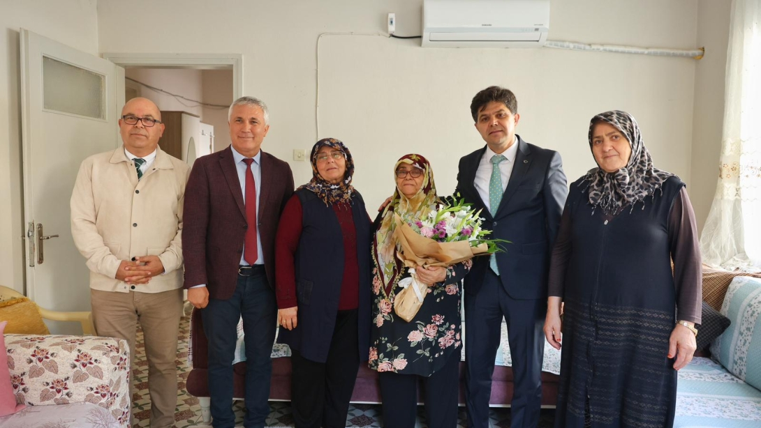 ÖZDEMİRCİ, ŞEHİT HASAN DİKMEN’İN ANNESİ SAFİYE DİKMEN’İ ZİYARET ETTİ İl Millî Eğitim Müdürü