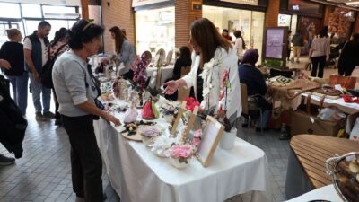 AKDENİZ BELEDİYESİ KURSİYERLERİNİN EL EMEĞİ ÜRÜNLERİ ÖĞRETMENLER GÜNÜ’NE ÖZEL STANTTA YERİNİ ALDI