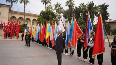 24 KASIM ÖĞRETMENLER GÜNÜ ÇELENK SUNMA TÖRENİ CUMHURİYET ALANI’NDA GERÇEKLEŞTİRİLDİ 