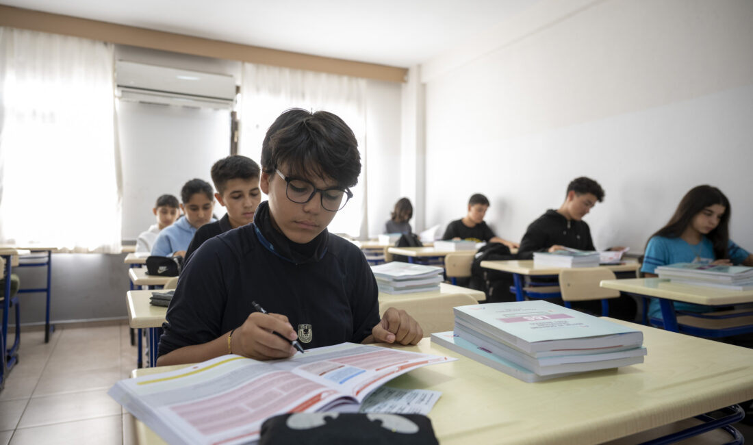 BÜYÜKŞEHİR KURS MERKEZLERİNDE ÜCRETSİZ KAYNAK KİTAPLAR DAĞITILDI Mersin Büyükşehir Belediyesi, eğitimde