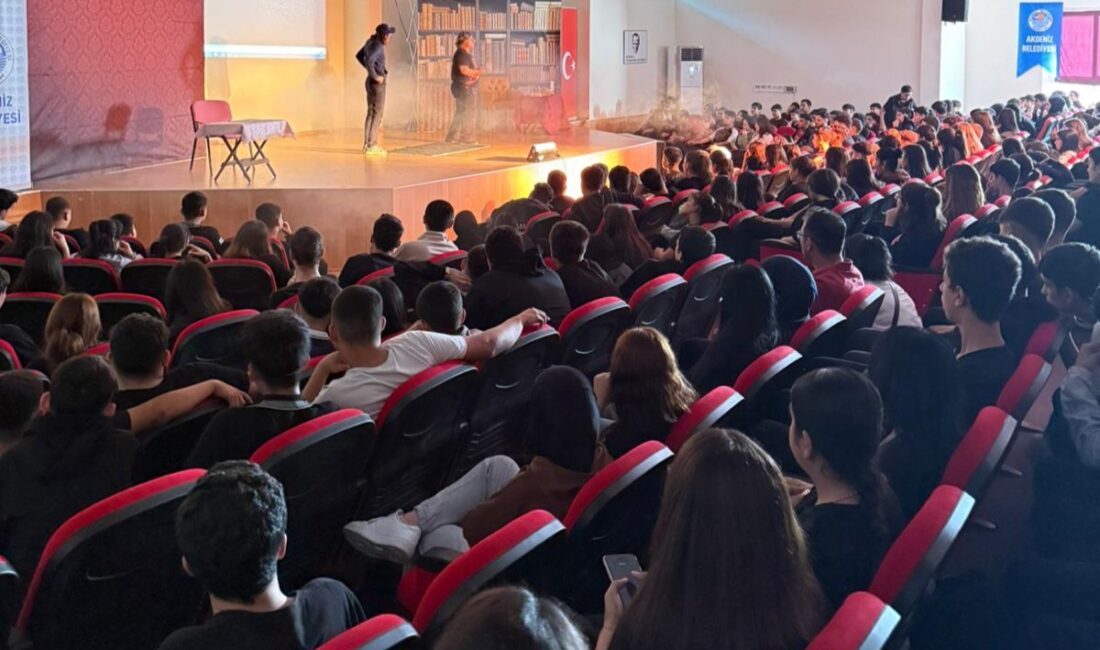 AKDENİZLİ ÖGRENCİLERDEN “MADDE BAĞIMLILIĞI KONULU” TİYATROYA BÜYÜK İLGİ Akdeniz Belediyesi Kültür ve