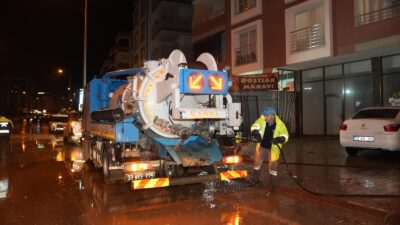 MESKİ EKİPLERİ TARSUS’TA DERE TAŞKININA HIZLICA MÜDAHALE ETTİ